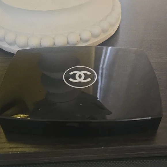 CHANEL Ultra Le Teint Compact in B70 - Picture 3 of 3